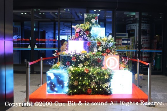 オリジナルキューブツリーの様子 ー AXIZLight（あくち～む）制作・演出