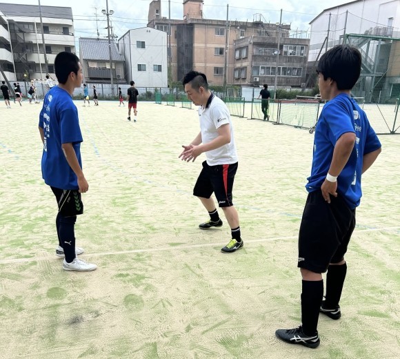 ゴールキーパーにジャンプやステップについての体の使い方の観点から指導しているところ