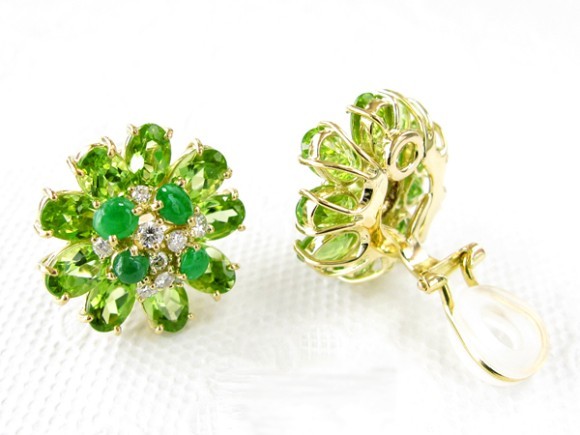 新緑をイメージしたフルオーダーのイヤリングです。誕生石【ヒスイ／翡翠（5月）】を使用し、華やかさと輝きをプラスするためペリドットとメレダイヤを充てました。