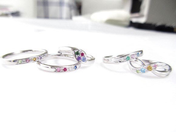 ファミリーリングは誕生石の配列と色味を確認します。そして、その色味に対して相応しい金属の種類とカラーを選ぶことで、全体に纏まりのあるデザインに仕上がります。