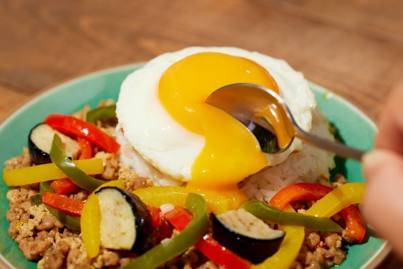 管理栄養士監修の冷凍弁当kanau「とろ～り卵のガパオ風」＋kanau「麦ごはん」