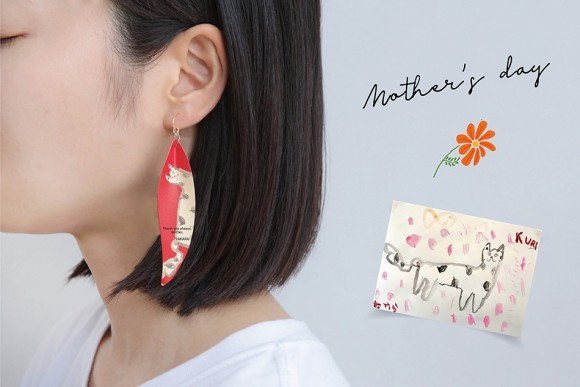 母が喜ぶ「母の日プレゼント」1位は「子どもが描いた絵」。子どもが描いた絵でつくる革のアクセサリー。