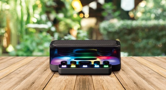 令和の「エモい」をごちゃまぜにしたデザイン。タイプライター風ボタンで操作するスケルトンなスピーカー