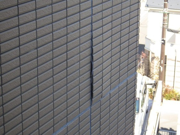 今にも剥がれそうなタイル