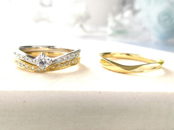 婚約指輪と結婚指輪を重ねても楽しめる【セット・リング】のご案内です。
