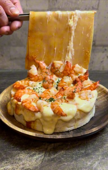 一枚麺のエビシカゴピザ