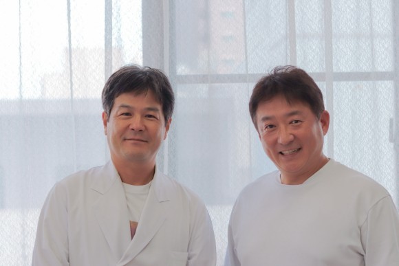 実は中高の同級生という院長同志。「福山に生まれ、福山で育ち、福山の人々の健康を守り続ける医療機関でありたい。」 地域の皆さまの人生の節目に寄り添いながら、母と子、家族全体の健康を支える医療連携を推進し、安心して暮らせるまちづくりに貢献していきます。