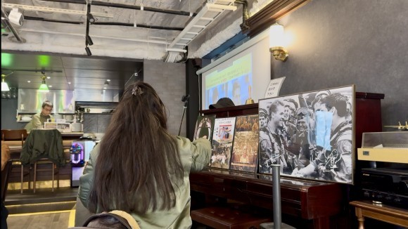 映画の写真と店舗で俳優が演じた写真、日テレの笑神様は突然にで放送された同じシーンを掲載しています