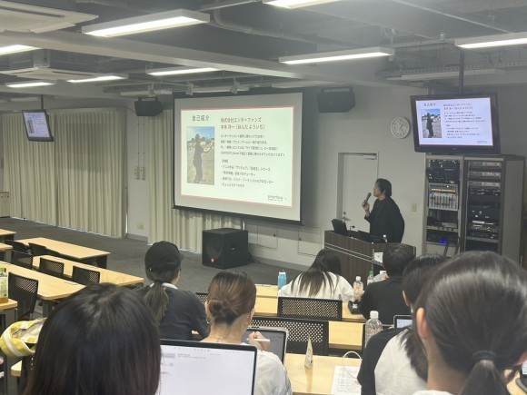 株式会社エンターファンズが、音響芸術科の学生に向けて「裏方のプロフェッショナルが支えるライブ配信の最前線」を学ぶ特別講義を実施しました。