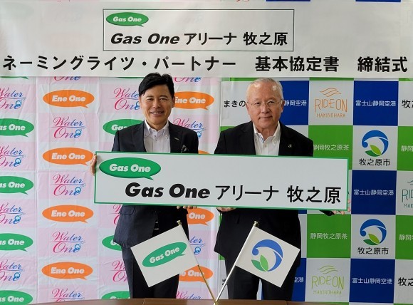 【締結式】サイサン 代表取締役社長 川本武彦（左）、牧之原市 杉本基久雄 市長