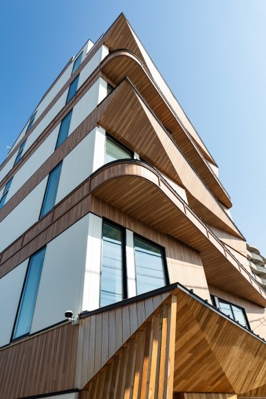 メニューは全て【野菜と豆】のカフェ＆レストランと【最新機種が１０種類以上】効果の出るエステが入った木造5階建の複合商業施設