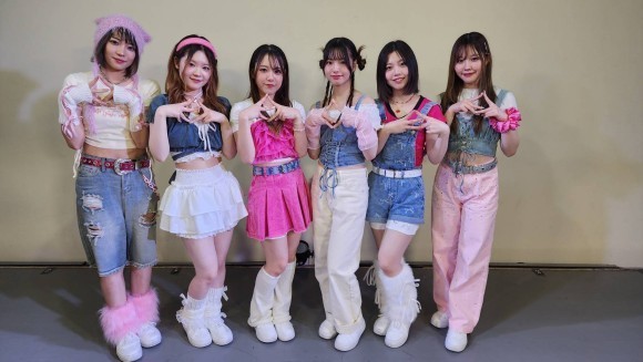 ステージ上でのメンバー全員写真