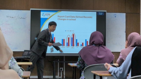 ブルネイの大学にて講演する代表の平野