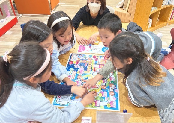 「エリエール えがおにタッチ ふれあいスゴロク」で遊ぶ子供たち