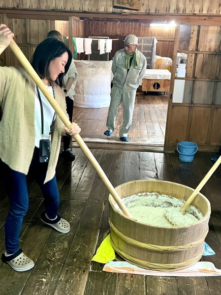 酒造り（酛摺り）を体験する参加者