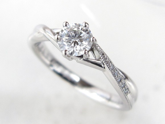 シンプルの中に一生ものの華やかさを。エレガントデザインの婚約指輪／エンゲージリング選びをお手伝いします。