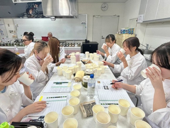様々な植物から抽出したお茶をテイスティングする学生達