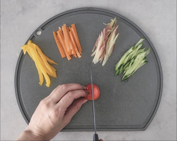 サブ専用だから「ちょうどいい」 お悩み解消まな板に 新色登場 新色・グレーでととのえる キッチンも心地よい空間に