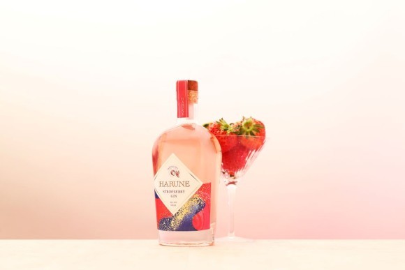 摘みたて苺のフレッシュな香りを追い求めたクラフトジン「STRAWBERRY GIN HARUNE」の抽選販売を開始