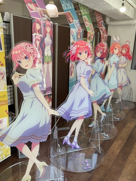 映画『五等分の花嫁』「春のデート」～振り向きショット～をコンセプトに新規描きおろしのアイテムを多数展示