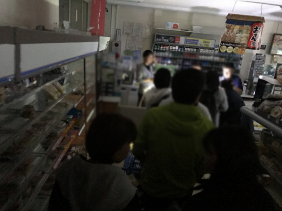 地震当日、停電のため手計算で会計するコンビニ