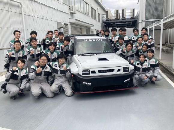 大阪オートメッセ　出展の「KOTO」と学生　