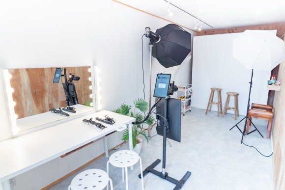 セルフ写真館「GENICA（ジェニカ）」。大型モニターに映し出される映像を確認しながら撮影できる