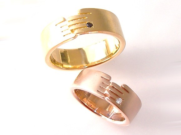 18金の幅広リングにオリジナルデザインを描いた結婚指輪のご紹介です。