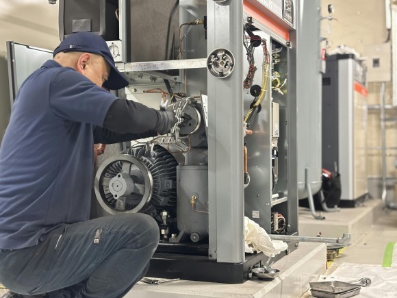 業務用コンプレッサーの点検の様子です