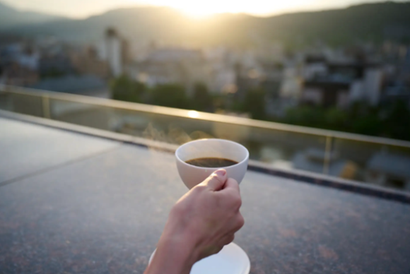 最上階のルーフトップ・ラウンジ「空庭テラス」にて温泉珈琲