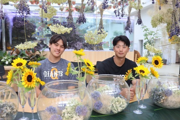 貸出画像「オフショットパネル① (左から京本眞選手、直江大輔選手)」