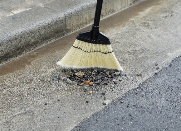 雨上がりの屋外掃除にも使いやすい！ 「Athena Life」のコシが強く、水にも強い先割化繊ホウキ