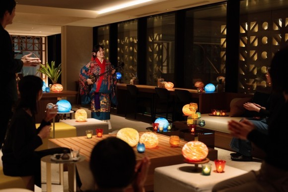 伝統工芸、琉球ガラスが灯る幻想的な空間で楽しめる、三線ライブ