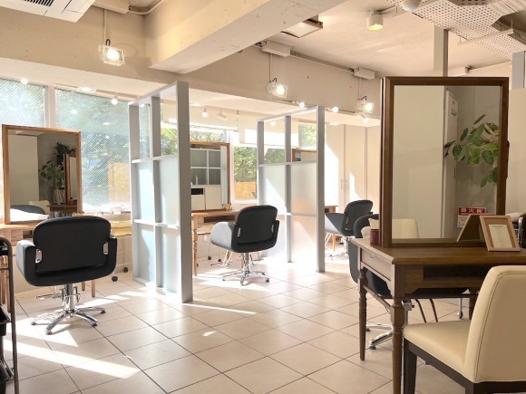 明るい店内は日が差し込みます。