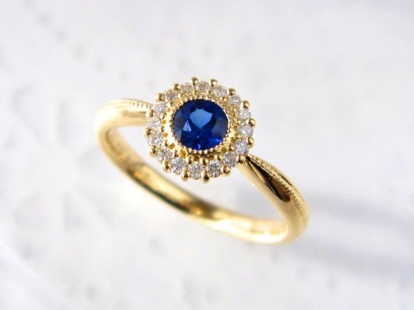 9月の誕生石「サファイア」。多彩な色がある中で紺色のブルーサファイアを使用した指輪＆ネックレスをご紹介します。