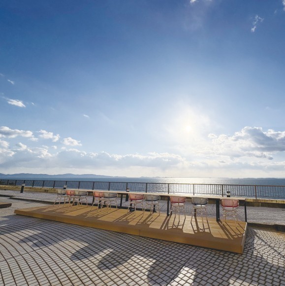 三河湾の大海原と「橋田鼻たつき灯台テラスCafe」