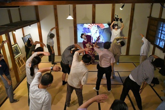 舞妓さんとラジオ体操