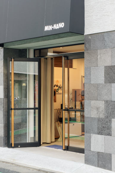 MIN-NANO 店舗 展示作品：MIN-NANO  （530mm×530mm/ Yarn on canvas/ 2024 ）Nukeme