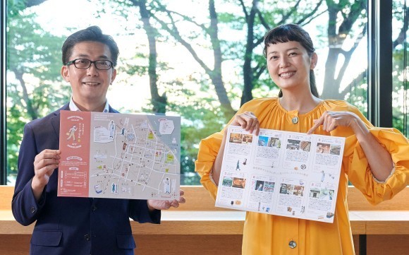 アンバサダー就任発表会でガイドマップを紹介する桑名市の伊藤市長（左）と菊池亜希子さん（右）