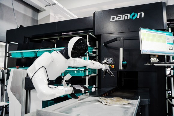 商業化中国製ヒュ-マノイドロボット、東京から海外へ