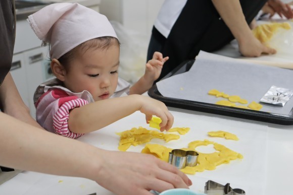 2025年3月に行った食育イベントでクッキーを作っている様子