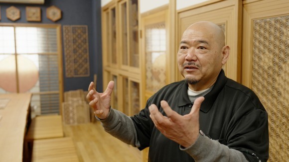 グランドオープン後のメインロビーの装飾を手がける福岡県大川市の組子職人・木下正人氏
