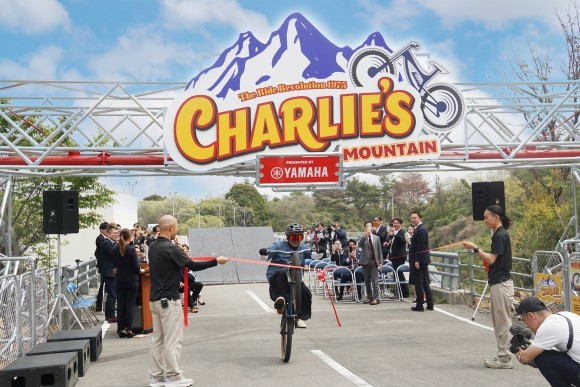 「チャーリーズ・マウンテン」グランドオープンのテープカット