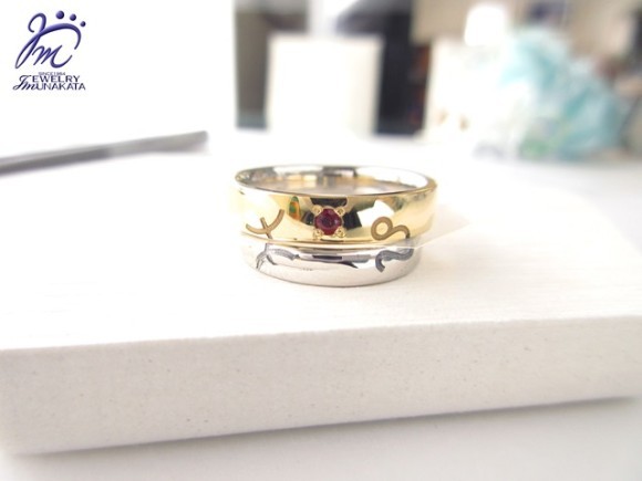 お二人の星座をモチーフにした結婚指輪のご紹介です。「うお座」と「しし座」のマークを半分ずつ彫り入れました。