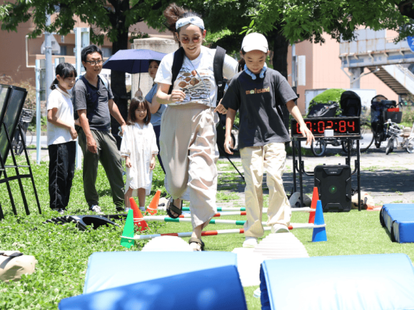 親子で防災タイムトライアルに参加している様子