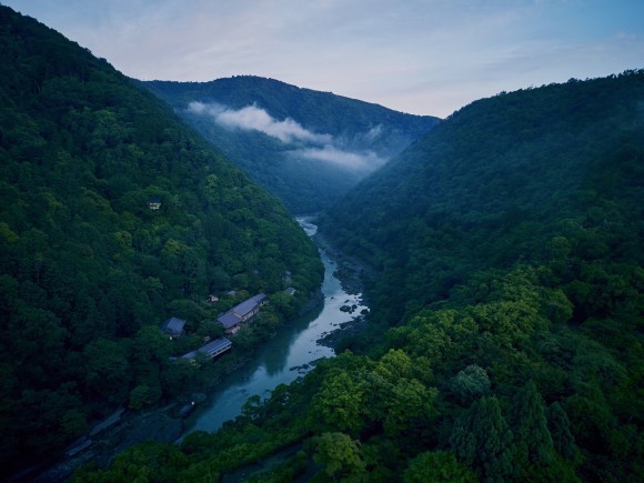 緑に囲まれ、自然の涼を感じる「星のや京都」