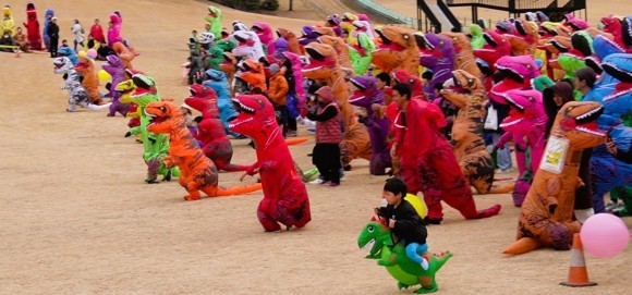 春の訪れを感じさせる3月2日（日）、東京ドイツ村で大人気イベント「ティラノサウルスレース」が帰ってきます！！