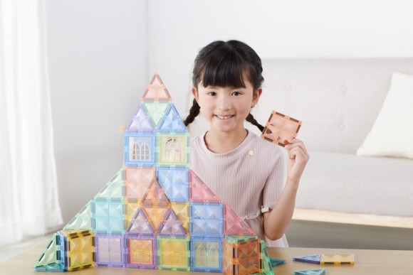 「ピタパレ」はシンプルな幾何学のタイルに磁石を内蔵した、知育ブロック玩具です。磁石が内蔵された積木だから、マグネットの力でパーツをピタっとくっつけるだけ。直感的に作品が作れます。
