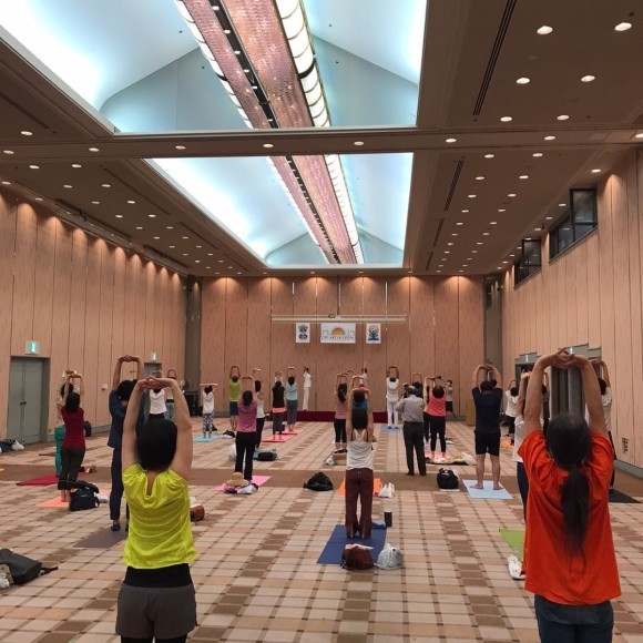 国際ヨガの日 みんなでポーズ