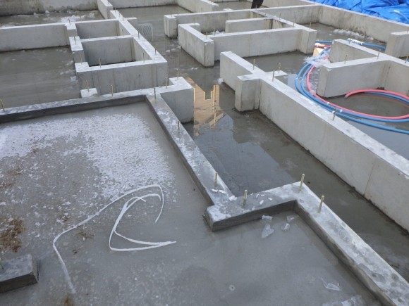 降雨中の工事現場